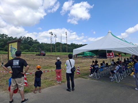 げんき森林(もりもり)フェスティバルでの伐倒デモンストレーションを観覧する様子